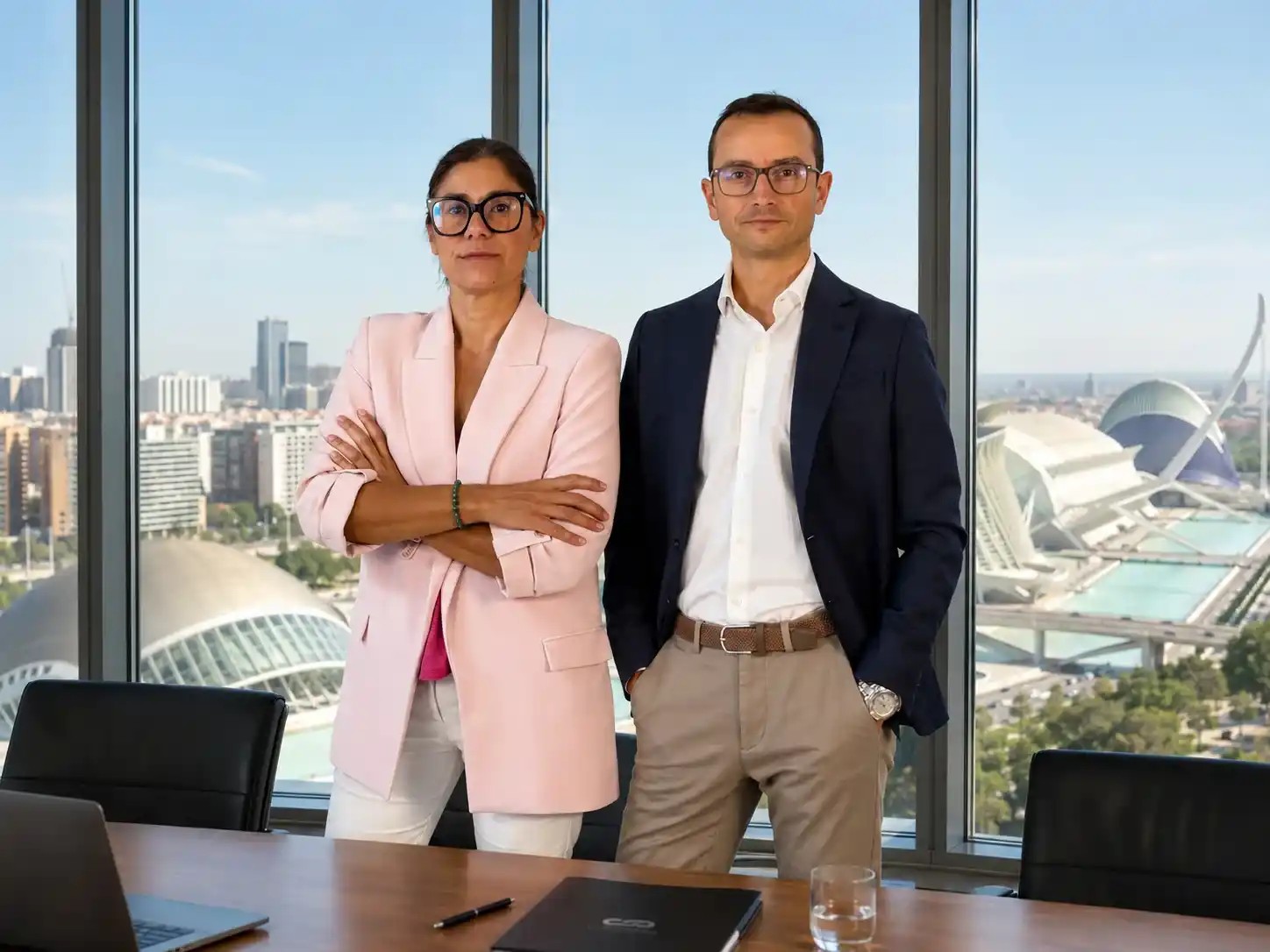 Equipo comercial atendiendo una consulta de renting